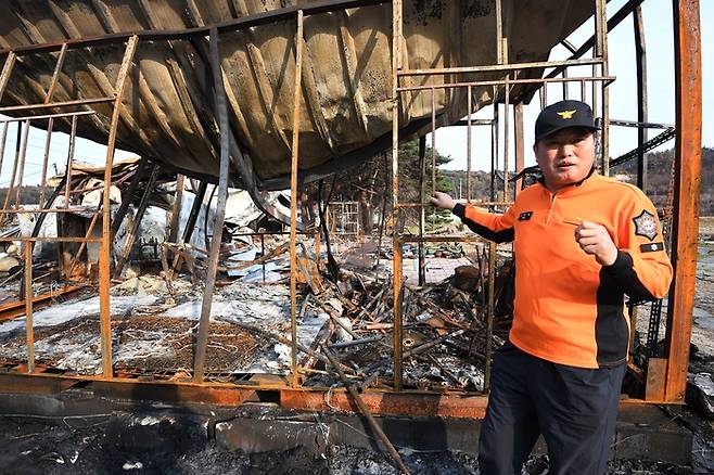 강원 고성소방서 윤중현 소방위가 지난 4월 4일 발생한 대형 산불로 마을 전체가 불탄 강원도 고성군 토성면 인흥리 한 주택 앞에서 당시 상황을 설명하고 있다.
