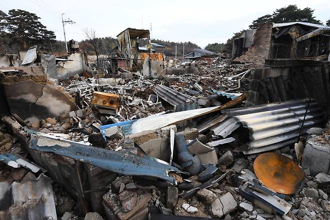 산불은 주민들의 삶의 터전을 한순간에 앗아갔다.