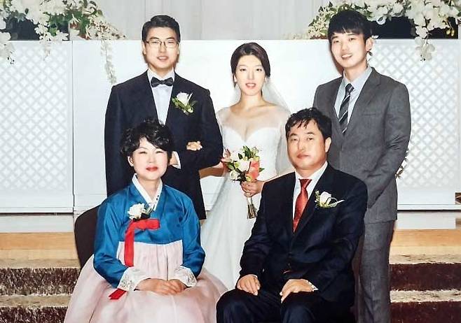 2018년 10월, 둘째 아들인 석인(29) 씨가 결혼 하면서 모처럼 가족 사진을 촬영했다.