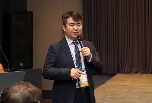 18일 제주메종글래드 호텔에서 열린 2019년 춘계지질과학기술 공동학술대회 특별세션 '에너지전환시대 바나듐 확보 및 활용 전략'에서 한국지질자원연구원 전호석 박사가 바나듐 함유광물로부터 바나듐 회수를 위한 선광기술 및 동향에 대해 발표하고 있다. [한국지질자원연구원 제공]