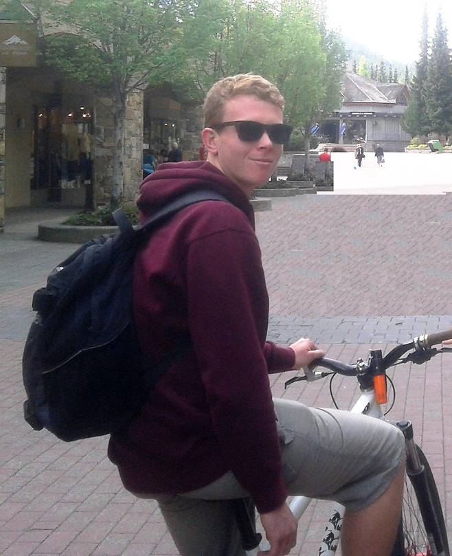 레슬리는 "아들의 크고 반짝이는 눈, 미소, 유머감각, 포옹이 너무 그립다"고 말했다