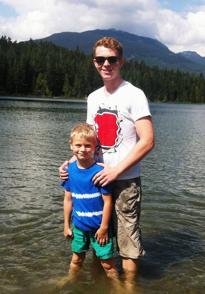 알렉스는 동생들과 우애가 좋았다