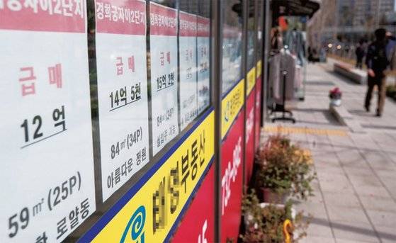서울의 부동산 거래는 냉각된 상태다. 그러나 이를 집값 하락으로 단정짓기에는 이르다. / 사진:연합뉴스
