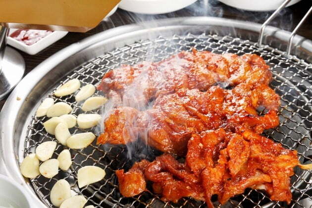강원도 춘천의 대표음식이자, 대한민국 전 국민이 즐기는 음식인 숯불구이식 '닭갈비'. 사진=게티이미지뱅크