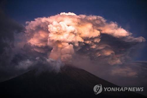 2018년 1월 29일 인도네시아 발리 섬 카랑아셈 군(郡)에 위치한 아궁 화산이 분화해 화산재를 뿜어올리고 있다. [EPA=연합뉴스자료사진]