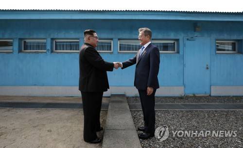 연합뉴스 선정 2018 10대 국내뉴스 - 남북정상회담 (서울=연합뉴스) 2018년은 말 그대로 격동(激動)의 한 해였다. 연합뉴스는 2018년 국내 10대 뉴스를 다음과 같이 선정했다.        ■ 세 차례 남북정상회담…한반도 평화프로세스 가속      문재인 대통령과 김정은 북한 국무위원장의 세 차례 정상회담이 세계의 시선을 한반도로 집중시켰다. 두 정상은 북한의 평창동계올림픽 참가를 계기로 대화 물꼬를 튼 뒤 4월 27일 판문점 남측지역인 평화의집에서 역사적인 첫 만남을 가졌다. 완전한 비핵화와 남북관계의 획기적 개선 등 합의사항을 담은 4·27 판문점 선언을 채택함으로써 남북관계의 새로운 이정표를 세웠다.      전 세계에 생중계된 두 정상의 판문점 군사분계선(MDL) 악수와 도보다리 산책은 세계사에 길이 남을 명장면으로 기록됐다.       사진은 문재인 대통령과 북한 김정은 국무위원장이 4월 27일 판문점에서 군사분계선을 사이에 두고 악수하는 모습. 2018.12.16 [연합뉴스 자료사진] photo@yna.co.kr
