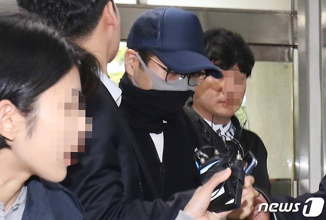 변종마약 구매 및 투약 혐의를 받고 있는 현대그룹 3세 정모씨(29)가 21일 인천공항에서 체포돼 인천지방경찰청 광역수사대로 들어서고 있다.(인천일보 제공) 2019.4.21/뉴스1
