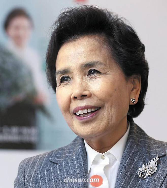 이미자씨는 2시간 가까운 인터뷰 내내 자세를 고치지 않았다. 발은 가지런히 모았고 등은 꼿꼿이 세웠다. 웃는 모습을 하고있는 슬픔의 여왕에게선 철녀 같은 풍모도 느껴졌다. /이태경 기자