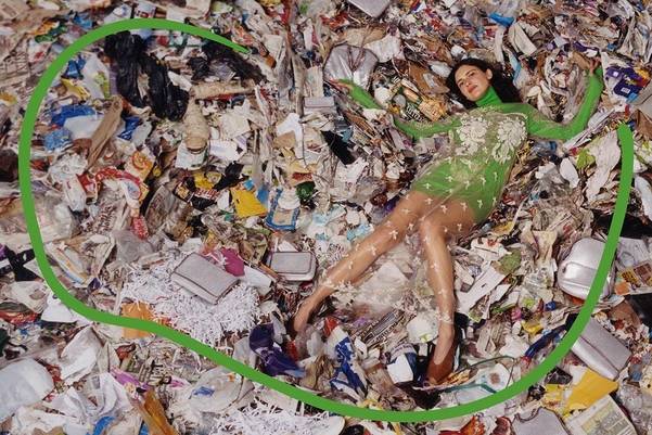 쓰레기 매립장에서 촬영한 스텔라 매카트니 2017 겨울 광고/스텔라 매카트니