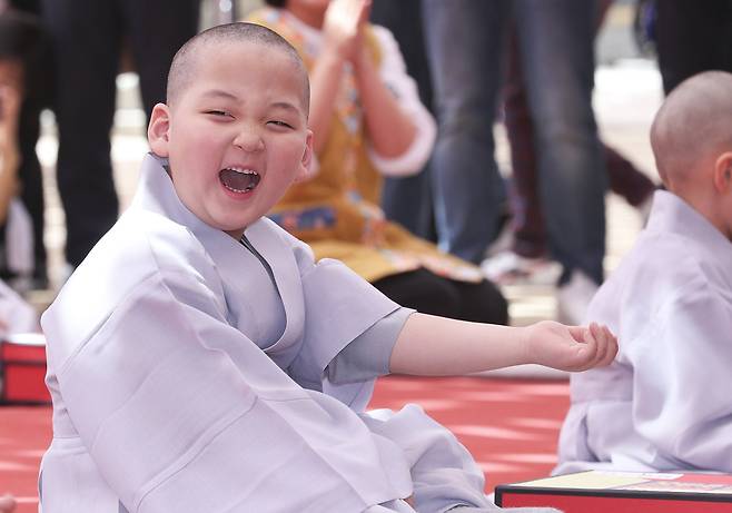 동자승이 삭발식을 마치고 환하게 웃고 있다.  임현동 기자