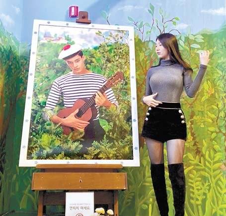 서울 신사동 K현대미술관에서 작품 속 주인공 포즈를 따라 하는 전아름(@pigmong__)씨.