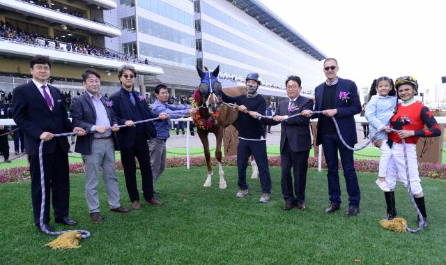 21일 오후 경기도 과천 한국마사회 렛츠런파크 서울에서 열린 제18회 헤럴드경제배 대상경주에서 최고 인기 경주마인 청담도끼가 2연패 달성뒤 관계자들과 기념촬영을 하고 있다. 권태록 마사회 경마기획처장(왼쪽 첫번째), 전창협 헤럴드경제 본부장(왼쪽 두번째), 김종국 마사회 경마본부장(오른쪽 세번째), 리카디 조교사(오른쪽 두번째), 안토니오 기수(오른쪽 첫번째). 박해묵 기자/mook@