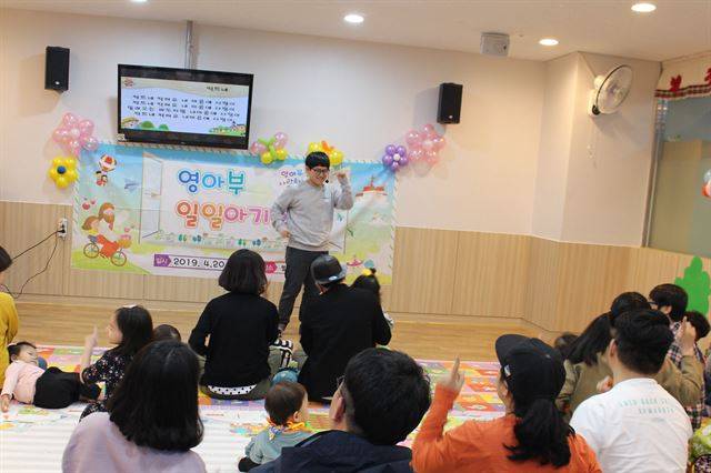 차경열씨가 자신의 교회에서 열린 아기학교에서 아이들과 함께 율동을 하고 있다. 서울 마포구의 한 공립유치원에서 근무 중인 차씨는 “한부모 가정 등 아빠의 역할이 결핍된 아이들에게 남자교사들은 완벽하진 않지만 빈자리를 채울 수도 있다”고 말했다. 차경열씨 제공