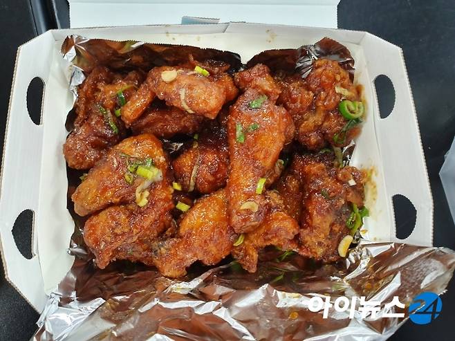 BBQ의 '극한 왕갈비 통닭'은 영화 속 '수원 왕갈비 통닭'의 이미지와 가장 유사했다. [사진=이현석기자]