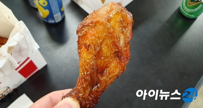 KFC의 '왕갈비 오븐치킨'은 튀기지 않아 아쉬웠다. [사진=이현석기자]