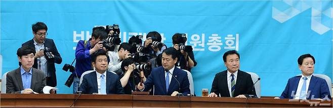 김관영 바른미래당 원내대표가 23일 국회에서 열린 의원총회에서 의사봉을 두드리고 있다. (사진=윤창원기자)