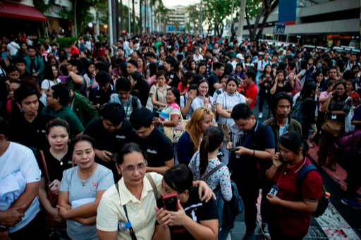 6.1 강진에 건물 밖으로 몰려나온 마닐라 시민들. AFP=연합뉴스