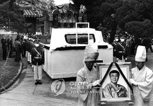 1989년 5월 8일 창덕궁 낙선재에서 발인제를 마치고 장지로 향하는 이방자 여사 운구행렬. [연합뉴스 자료사진]