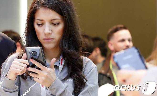 8일(현지시간) 미국 네바다주 라스베이거스 컨벤션센터 '2019 국제전자제품박람회(CES)'를 찾은 관람객들이 화웨이 부스에서 라이카 카메라가 탑재된 화웨이 메이트를 살펴보고 있다. 2019.1.9/뉴스1 © News1 이승배 기자