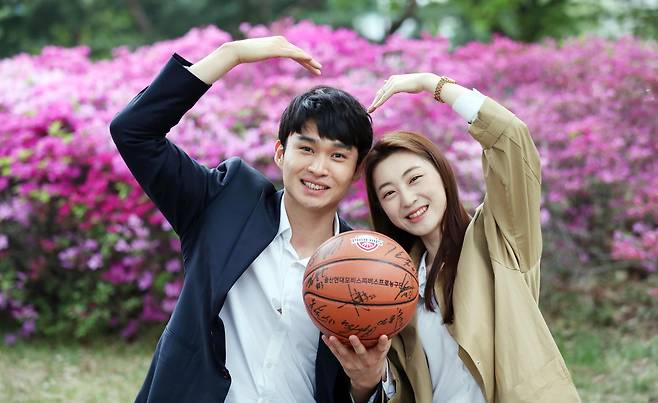 프로농구 MVP 현대모비스 이대성과 예비 신부 손근혜씨. 변선구 기자