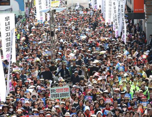 ‘포항 11·15지진 범시민대책위원회’가 최근 포항에서 개최한 지진특별법 제정을 위한 시민결의대회 모습. 범대위 제공