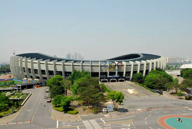 잠실 올림픽주경기장 전경. 부드러운 곡선의 스카이라인이 김수근씨의 콘셉트이다. /사진제공=서울시