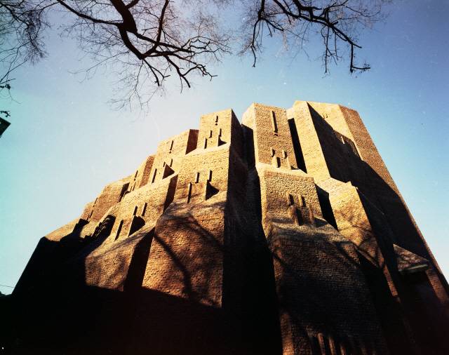 경동교회 외관. 빛이 비추는 방향에 따라 외관의 모습이 다채롭게 바뀐다. /사진제공=김수근문화재단