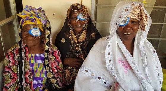 백내장 수술을 받고 12일 웃음을 짓고 있는 쿰바 바지, 네이 만장, 스케바 만장. 스케바 만장은 친언니 네이 만장을 따라 병원에 왔다 백내장 진단을 받고 언니와 함께 수술을 받았다. 김지아 기자