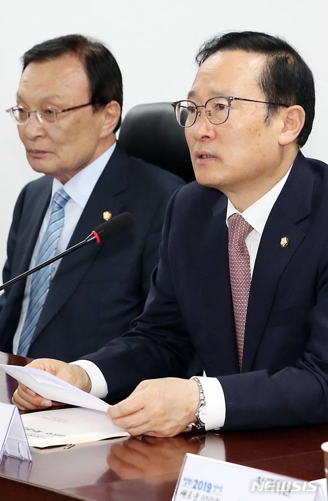 【서울=뉴시스】이종철 기자  = 24일 서울 여의도 국회 의원회관에서 열린 더불어민주당 확대간부회의에서 홍영표 원내대표가 모두발언을 하고 있다. 2019.04.24. jc4321@newsis.com