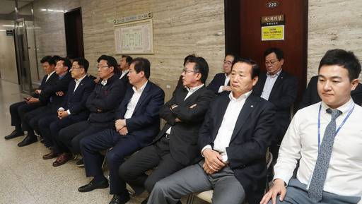 25일 오후 서울 여의도 국회 본청 특별위원회 회의실 앞에서 자유한국당 의원들 및 당직자들이 선거제·개혁법안 패스트트랙(신속처리안건 지정) 추진을 막기 위해 점거 농성을 하고 있다. 뉴시스
