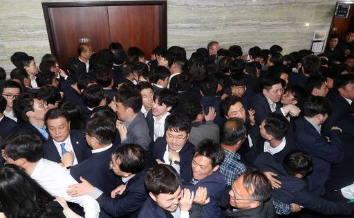 문희상 의장이 패스스트랙 법안 접수를 위해 국회 의안과에 경호권을 발동한 가운데 25일 오후 서울 여의도 국회 본청 의안과 앞에서 자유한국당 의원들을 비롯한 당직자들과 국회 직원들이 몸싸움을 하고 있다.