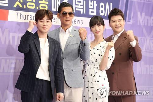 '아이돌 전문 뉴스쇼가 온다' (서울=연합뉴스) 진연수 기자 = 25일 오전 서울 마포구 상암동 스탠포드 호텔에서 열린 Mnet 새 예능프로그램 'TMI NEWS' 제작발표회에서 가수 딘딘(왼쪽부터), 박준형, 윤보미, 전현무가 포즈를 취하고 있다. 2019.4.25 jin90@yna.co.kr