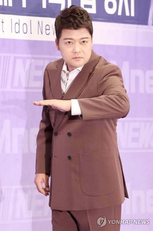 전현무, 아이돌 전문 뉴스 앵커 (서울=연합뉴스) 진연수 기자 = 방송인 전현무가 25일 오전 서울 마포구 상암동 스탠포드 호텔에서 열린 Mnet 새 예능프로그램 'TMI NEWS' 제작발표회에서 포즈를 취하고 있다. 2019.4.25 jin90@yna.co.kr