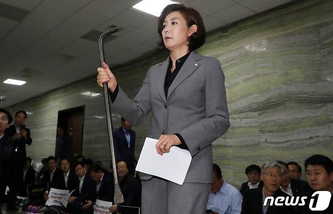 나경원 자유한국당 원내대표가 26일 서울 여의도 국회 의안과 앞에서 열린 의원총회에서 공수처법·검경수사권조정법안의 접수를 강행하기 위해 동원된 쇠지렛대를 들어 보이고 있다.  2019.4.26/뉴스1 © News1 김명섭 기자