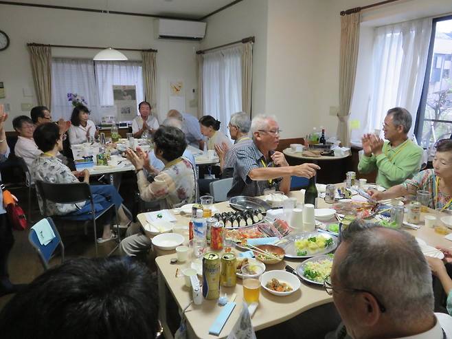 도쿄도 마치다시에 있는 ‘또하나의 우리집’에서 엔딩센터 회원들이 식사하고 이야기 나누며 교류하는 모습. 엔딩센터 제공