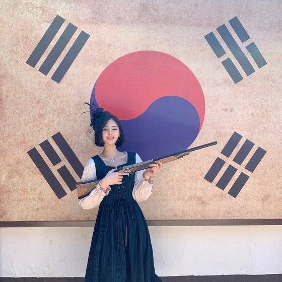 개화기 의상 체험을 위해 부산에서 경주까지 여행을 떠난 이지아씨. 경주 황남양장점에 마련된 커다란 태극기 앞에서 포즈를 취했다. [사진 이지아]