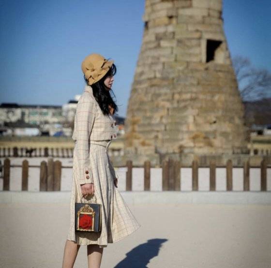 경주 첨성대를 배경으로 찍은 사진. [사진 황남양장점]