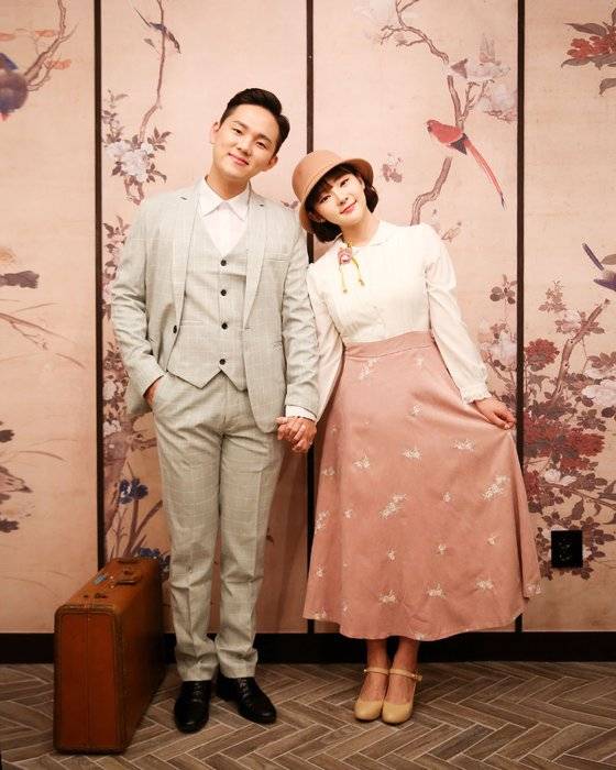 개화기 의상을 입고 포즈도 그 시절처럼 취하고 사진을 찍은 한 쌍의 남녀. [사진 종로부띠끄]