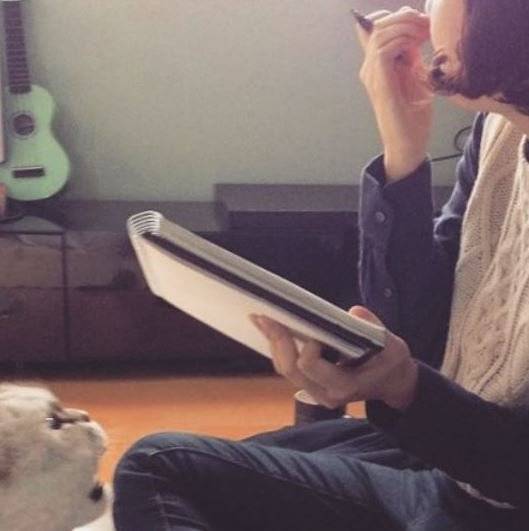 스케치 작업 중인 작가 '서귤'.