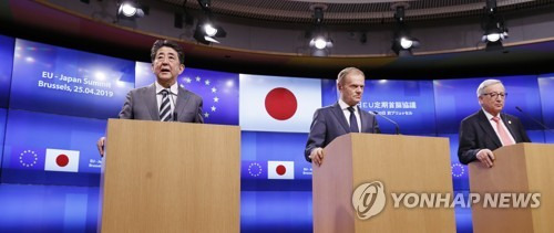 EU 정상과 기자회견하는 일본 아베 총리 (브뤼셀 교도=연합뉴스) 아베 신조(安倍晋三) 일본 총리(왼쪽)가 25일(현지시간) 벨기에에서 도날트 투스크 EU 정상회의 상임의장, 장클로드 융커 EU 집행위원장과 회담한 뒤 기자회견을 하고 있다.