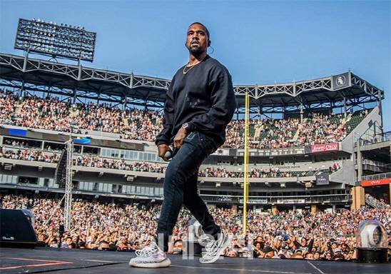 칸예 웨스트(Kanye West·사진)가 모델로 나선 ‘이지부스트’(Yeezy Boost)가 스니커 시장의 판도를 바꿨다.