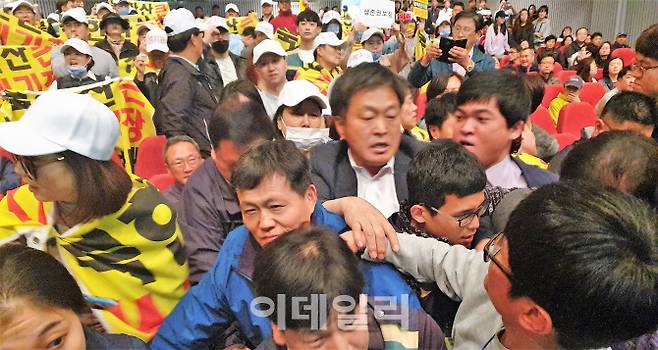 27일 오후 은평광역자원순환센터 사업설명회가 열린 은평문화예술회관 대강당에서 반대측 주민들과 은평구 공무원들이 몸싸움을 벌이고 있다.(사진=정재훈기자)