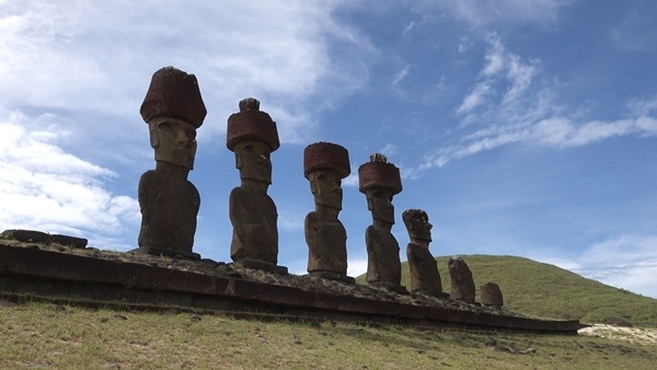 푸카오(모자)를 쓴 모아이를 볼 수 있는 아나케나(Anakena)와 이스터섬 내에서 가장 많은 15개의 모아이 석상이 있는 통가리키(Tongariki)까지. 다양한 모아이 석상을 만나본다. [KBS 제공]