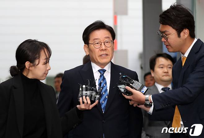 이재명 경기도지사가 '직권남용 혐의' 등으로 지사직 상실에 해당하는 징역·벌금형을 구형 받았다. 사진은 이 지사가 지난 25일 오후 수원지방법원 성남지원에서 열리는 결심공판에 출석하던 중 입장을 밝히고 있는 모습. 2019.4.25/뉴스1 © News1 조태형 기자