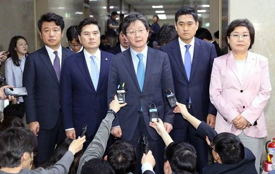 유의동·지상욱·유승민·오신환·이혜훈 바른미래당 의원들이 25일 오후 서울 여의도 국회 운영위원장실 앞에서 기자들의 질문에 답변하고 있다. 유승민 의원은 '오신환 의원에 대한 사개특위 사보임에 이어 권은희 의원에 대한 사보임까지 이뤄졌다'며, '국회법을 2번이나 무시하는 법안처리는 무효'라고 말했다.[뉴스1]