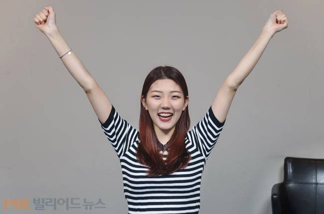 "결승전 끝나고 펑펑 울었죠". 권보미(25‧안산시체육회)는 최근 막을 내린 풀투어 2차대회 여자부에서 지난 2012년 데뷔 후 첫 개인전 우승을 차지했다. MK빌리어드뉴스와 만난 권보미가 인터뷰 후 사진촬영에서 우승 당시의 세리머니를 재현하며 환하게 웃고 있다.