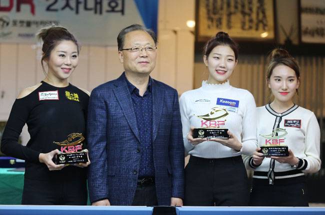 권보미는 간절하게 바랐던 우승을 차지한 순간 부모님의 얼굴이 가장 먼저 떠올랐다고 얘기했다. 사진은 풀투어 2차대회 입상자들. 왼쪽부터 준우승 김가영(인천시체육회), 대한당구연맹 남삼현 회장, 우승 권보미(안산시체육회), 공동 3위 이우진(강원). (사진제공=대한당구연맹)