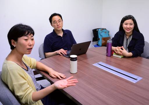 시민단체 ‘쓰레기덕후’ 올삐(박은미)씨, 씽(정승구)씨, 금자(고금숙)씨가 23일 서울 광화문 세계일보 사옥에서 플라스틱 사용 절감 대책 등에 관한 이야기를 하고 있다.  김경호 기자