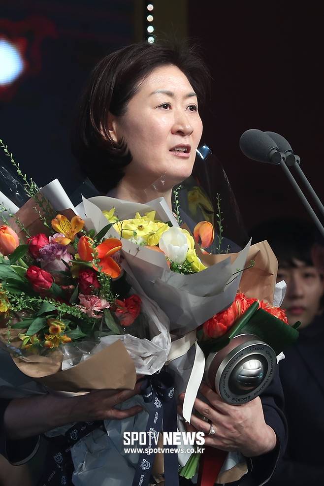 ▲ 2018~2019 시즌 V리그 시상식에서 여자부 감독상을 수상한 박미희 감독 ⓒ 광화문 흥국생명 본사, 스포티비뉴스