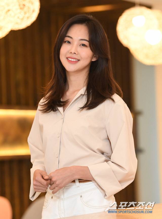 배우 금새록이 29일 논현동의 한 카페에서 스포츠조선과의 인터뷰에 응하고 있다. 금새록은 최근 종영한 SBS 드라마 '열혈사제'에서 신입 형사 서승아 역을 맡아 큰 사랑을 받았다.  '열혈사제'는 국정원 대테러 특수팀 요원 출신의 다혈질 가톨릭 사제 '김해일'(김남길)이 강력팀 형사 '구대영'(김성균), '서승아'(금새록)와 살인사건 공조 수사를 계기로 부패 카르텔에 맞서는 이야기다.  논현동=최문영 기자 deer@sportschosun.com /2019.04.29/